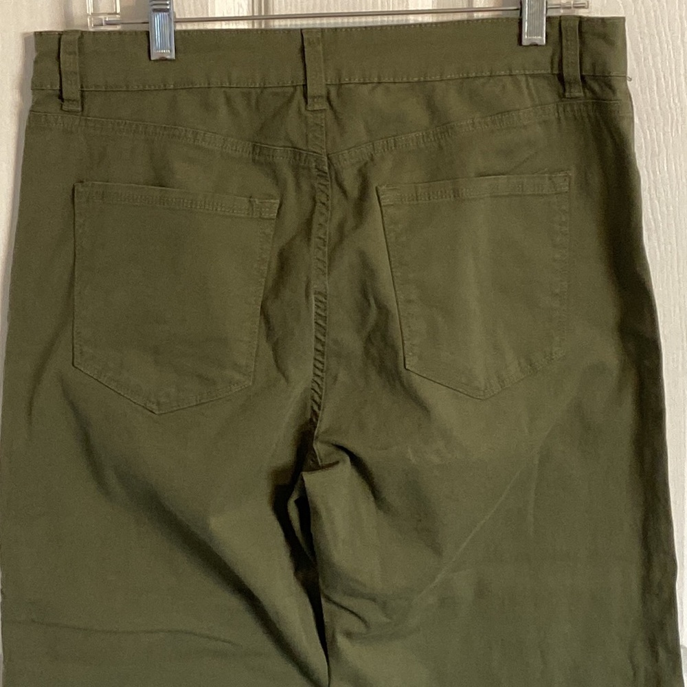 Sanctuary Ladies cropped raw hem olive army green size 32W, NWOT, never worn - Picture 5 of 8
